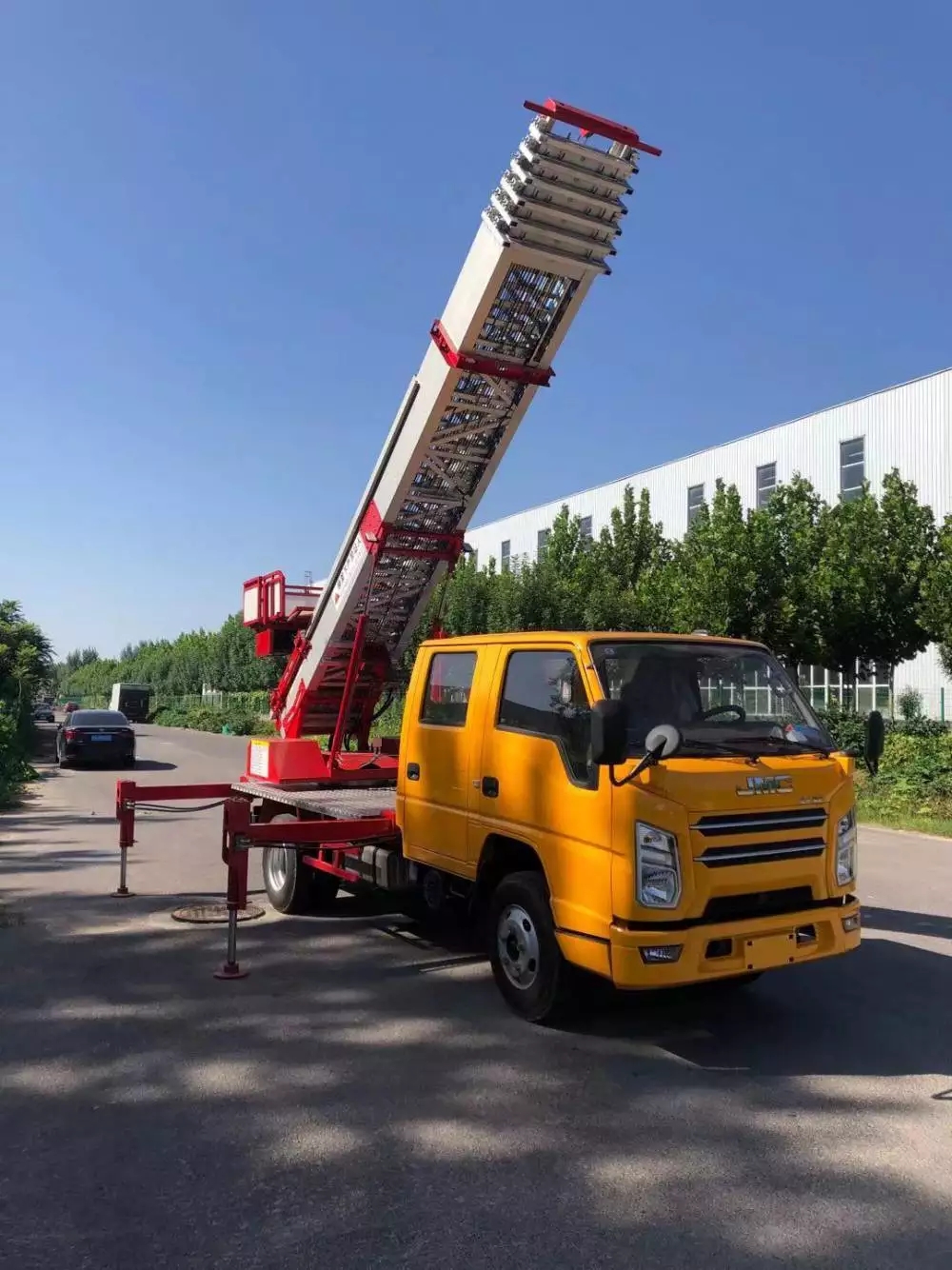 天全附近的云梯车出租服务：轻松解决高空作业需求